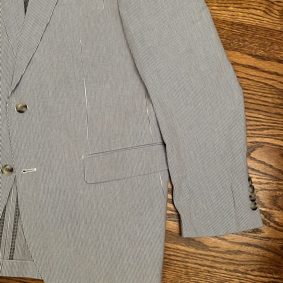 Light blazer great for warm weather - Picture 4 of 4